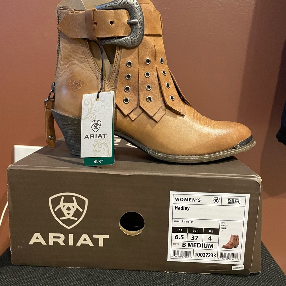 NWT women’s Ariat Boots